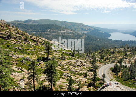 Autobahn 40 über Donner Pass in Sierra Nevada, Kalifornien mit Donner Lake im Hintergrund Stockfoto