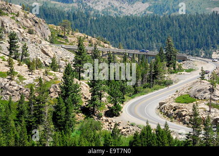 Autobahn 40 und Brücke über den Donner Pass in Sierra Nevada, Kalifornien Stockfoto