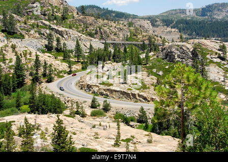 Autobahn 40 und Brücke über den Donner Pass in Sierra Nevada, Kalifornien Stockfoto