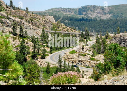 Autobahn 40 und Brücke über den Donner Pass in Sierra Nevada, Kalifornien Stockfoto