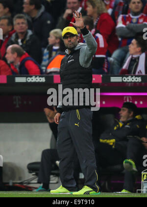 München, Deutschland. 1. November 2014. Borussia Dortmunds Kopf, die während der deutschen Erstligisten Bundesliga Fußball Trainer Juergen Klopp reagiert Spiel gegen Bayern München in München, Deutschland, am 1. November 2014. Borussia Dortmund verlor 1: 2. Bildnachweis: Philippe Ruiz/Xinhua/Alamy Live-Nachrichten Stockfoto