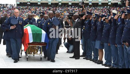 Durban, Südafrika. 1. November 2014. Wächter der Ehre bezahlen ihren Respekt zu Senzo Meyiwa während seiner Beerdigung im Moses Mabhida Stadium in Durban, Südafrika, am 1. November 2014. Tausende von Menschen nahmen an der Beerdigung von Senzo Meyiwa, Kapitän und Torhüter in Südafrika Orlando Pirates und Nationalmannschaft am Samstag. Meyiwa wurde am 26. Oktober 2014 bei einem Einbruch in ein Haus in Vosloorus, südlich von Johannesburg erschossen. Bildnachweis: DOC/Elmond Jiyane/Xinhua/Alamy Live-Nachrichten Stockfoto