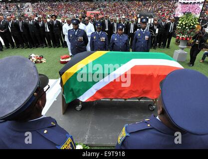 Durban, Südafrika. 1. November 2014. Menschen stehen in Stille Hommage zu Senzo Meyiwa während der Beerdigung von Senzo Meyiwa im Moses Mabhida Stadium in Durban, Südafrika, am 1. November 2014. Tausende von Menschen nahmen an der Beerdigung von Senzo Meyiwa, Kapitän und Torhüter in Südafrika Orlando Pirates und Nationalmannschaft am Samstag. Meyiwa wurde am 26. Oktober 2014 bei einem Einbruch in ein Haus in Vosloorus, südlich von Johannesburg erschossen. Bildnachweis: DOC/Elmond Jiyane/Xinhua/Alamy Live-Nachrichten Stockfoto