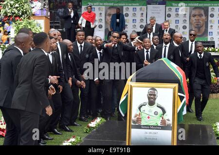 Durban, Südafrika. 1. November 2014. Die Teammitglieder von Orlando Pirates bezahlen ihren letzten Respekt zu Senzo Meyiwa während der Beerdigung von Senzo Meyiwa im Moses Mabhida Stadium in Durban, Südafrika, am 1. November 2014. Tausende von Menschen nahmen an der Beerdigung von Senzo Meyiwa, Kapitän und Torhüter in Südafrika Orlando Pirates und Nationalmannschaft am Samstag. Meyiwa wurde am 26. Oktober 2014 bei einem Einbruch in ein Haus in Vosloorus, südlich von Johannesburg erschossen. Bildnachweis: DOC/Elmond Jiyane/Xinhua/Alamy Live-Nachrichten Stockfoto