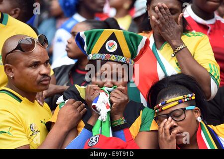 Durban, Südafrika. 1. November 2014. Menschen trauern während der Beerdigung von Senzo Meyiwa im Moses Mabhida Stadium in Durban, Südafrika, am 1. November 2014. Tausende von Menschen nahmen an der Beerdigung von Senzo Meyiwa, Kapitän und Torhüter in Südafrika Orlando Pirates und Nationalmannschaft am Samstag. Meyiwa wurde am 26. Oktober 2014 bei einem Einbruch in ein Haus in Vosloorus, südlich von Johannesburg erschossen. Bildnachweis: DOC/Elmond Jiyane/Xinhua/Alamy Live-Nachrichten Stockfoto