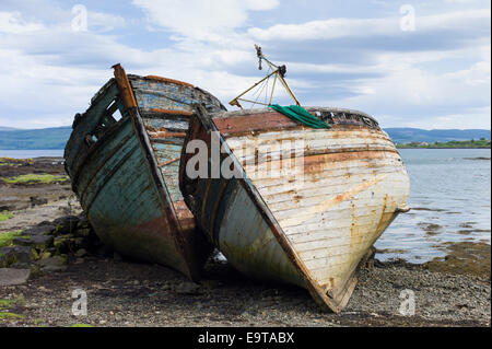 Ausgediente rostige verfallenen Angelboote/Fischerboote in Salen Bay im Sound of Mull auf Isle of Mull in der Inneren Hebriden und Western Isles, West Stockfoto