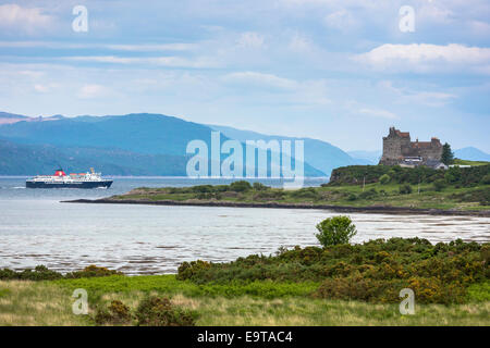 Caledonian Macbrayne - Calmac - Fähre auf Sound of Mull verlässt Craignure vorbei Duart Castle (Heimat der Clan Maclean) auf Isle of Mull Stockfoto