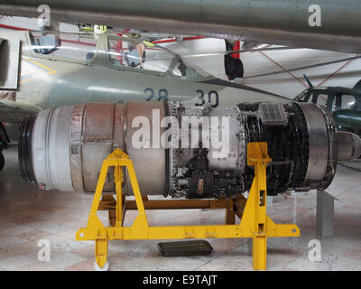Der Rolls Royce Avon 210 (1959), der in den englischen elektrischen Blitzflugzeugen eingesetzt wurde, wird auf der Flugausstellung Hermeskeil ausgestellt. Dieses Triebwerk war entscheidend für die Hochgeschwindigkeitsleistung des Flugzeugs während seines Dienstes. Stockfoto
