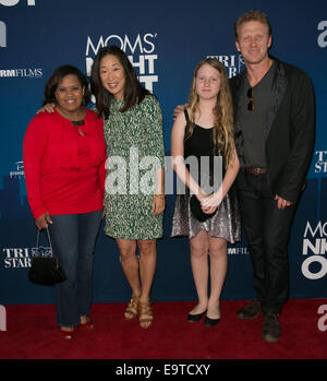 Mütter Abend Premiere auf TCL Chinese Theater - roter Teppich mit: Chandra Wilson, Sandra Oh, Gast, Kevin McKidd Where: Los Angeles, California, Vereinigte Staaten von Amerika bei: 29. April 2014 Stockfoto