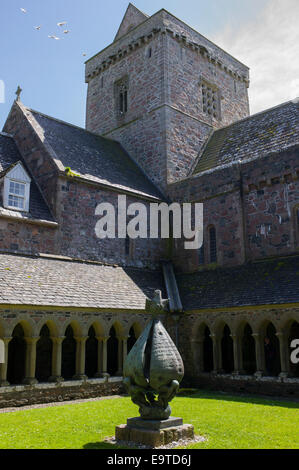 Klöster und moderne Bronze-Skulptur - "Herabkunft des Geistes" des litauischen Künstlers Jacques Lipchitz in Iona Abbey auf Isle of ich Stockfoto