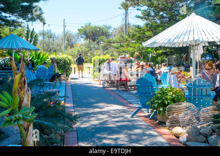Australisches Strandcafe Restaurant, Frühstücksbrunch im Boathouse Cafe in Palm Beach, Sydney, Australien Stockfoto