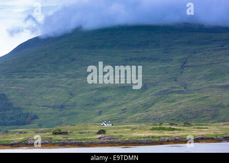 Kleine weiße einsame Kleinbauern Hütte unterhalb der Bergkette von Loch auf Isle of Mull in der Inneren Hebriden und Western ist eingebettet Stockfoto