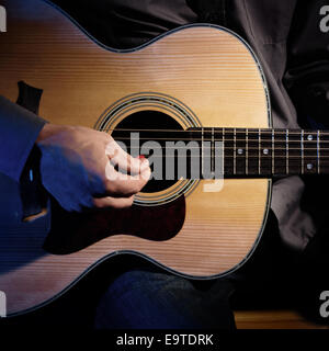 Akustische Gitarre Gitarrist spielen. Unplugged Performance. Stockfoto
