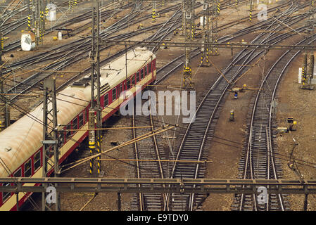 Zug im Bahnhof ankommen. Luftaufnahme der Bahn verfolgt am Bahnhof. Stockfoto