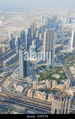 Blick über Dubai nach den weltweit höchsten Aussichtsplattform in 555 Meter hoch auf Level 148 des Burj Khalifa Dubai Vereinigte Arabische Emirate Stockfoto