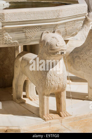 Brunnen der Patio de Los Leones, Profil der Löwe, Alhambra, Granada, Andalusien, Spanien Stockfoto