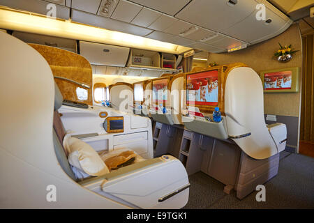 Boeing 777-300 Businessclass sitzen auf einem Emirates-Flug von Dubai nach Birmingham UK Stockfoto