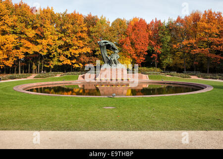 Fryderyk Chopin-Denkmal, entworfen, um 1904 und Herbstlandschaft der Lazienki Palastgärten in Warschau, Polen. Stockfoto