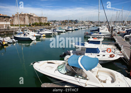 Yachten, Segelboote und Motorboote im Yachthafen von Cascais, Ferienort in Portugal. Stockfoto