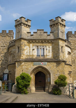 Der alte Gaol, Markt Hill, Buckingham, England. Im Herzen des historischen Markt Stadt of Buckingham. Das Old Gaol wurde im Jahre 1748 im Stil einer Burg, mit späteren Ergänzungen im Jahre 1839 von lokalen Architekten George Gilbert Scott erbaut. Das Gefängnis ist heute ein Museum. Stockfoto