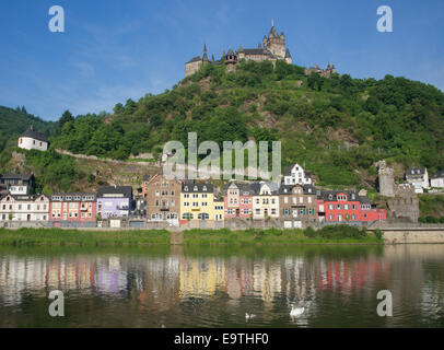 Bunte Fluss vorderen Gebäude und Cochem Burg Mosel Deutschland Stockfoto