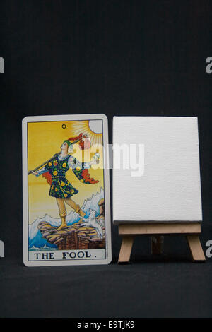Der Narr-Tarot-Karte neben einer leere Staffelei. Stockfoto
