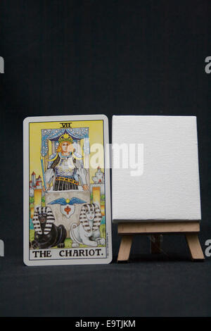 Der Wagen. Einen großen Arkana-Tarot-Karte neben einer leeren Leinwand. Stockfoto