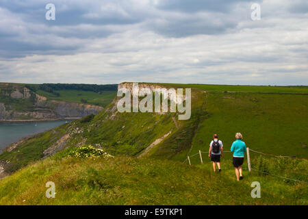 Zwei Wanderer auf dem South West Coast Path zwischen St Aldhelm Kopf und Emmetts Hill in Dorset England UK Stockfoto