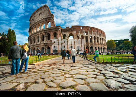 Rom-21.Oktober: Kolosseum außen am 21. Oktober 2011 in Rom, Italien. Das Kolosseum ist eines Roms beliebteste touristische e Stockfoto