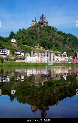 Reflexion von bunten Fluss vorderen Gebäuden und Cochem Burg Cochem Mosel Deutschland Stockfoto