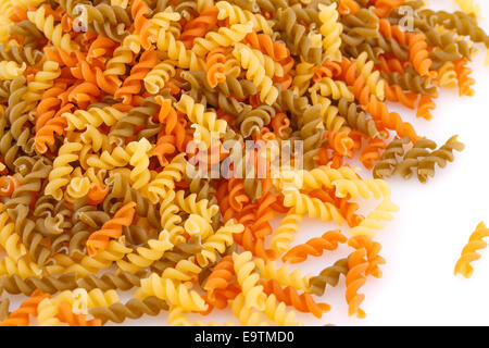 Haufen von bunte Nudeln auf weißem Hintergrund. Stockfoto