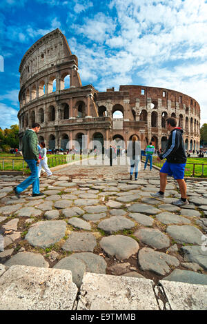 Rom-21.Oktober: Kolosseum außen am 21. Oktober 2011 in Rom, Italien. Das Kolosseum ist eines Roms beliebteste touristische e Stockfoto