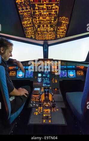 Cockpit eines Airbus A320 Flugsimulator, der für die Ausbildung von professionellen Piloten verwendet wird. Stockfoto