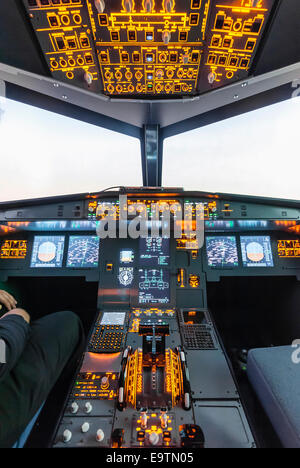 Cockpit eines Airbus A320 Flugsimulator, der für die Ausbildung von professionellen Piloten verwendet wird. Stockfoto