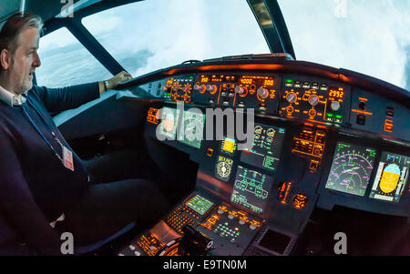 Cockpit eines Airbus A320 Flugsimulator, der für die Ausbildung von professionellen Piloten (während des "Fluges") verwendet wird Stockfoto