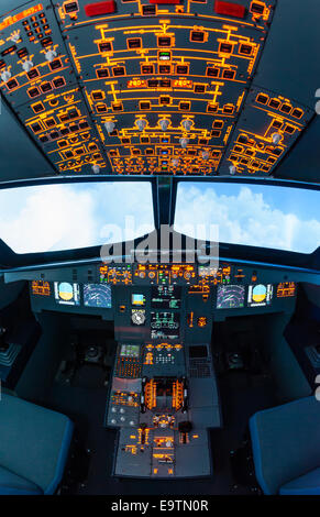 Cockpit eines Airbus A320 Flugsimulator, der für die Ausbildung von professionellen Piloten verwendet wird. Stockfoto