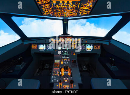 Cockpit eines Airbus A320 Flugsimulator, der für die Ausbildung von professionellen Piloten verwendet wird. Stockfoto