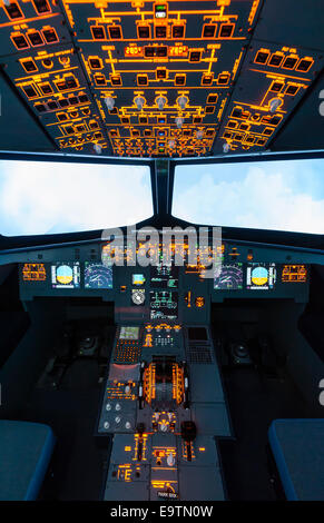 Cockpit eines Airbus A320 Flugsimulator, der für die Ausbildung von professionellen Piloten verwendet wird. Stockfoto