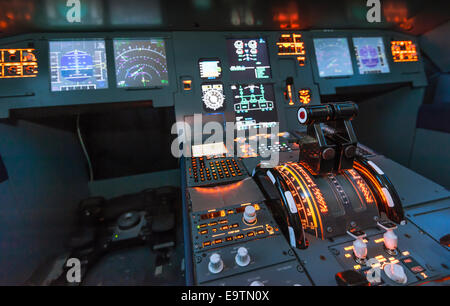 Cockpit eines Airbus A320 Flugsimulator, der für die Ausbildung von professionellen Piloten verwendet wird. Stockfoto