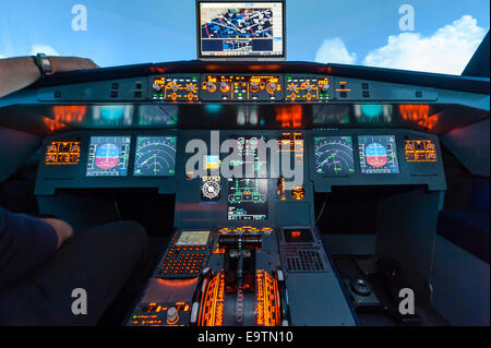 Cockpit eines Airbus A320 Flugsimulator, der für die Ausbildung von professionellen Piloten verwendet wird. Stockfoto