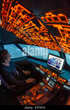 Cockpit eines Airbus A320 Flugsimulator, der für die Ausbildung von professionellen Piloten (während des "Fluges") verwendet wird. Stockfoto