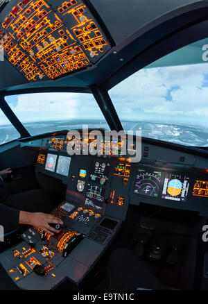 Cockpit eines Airbus A320 Flugsimulator, der für die Ausbildung von professionellen Piloten (während des "Fluges") verwendet wird Stockfoto