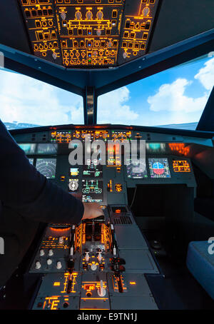 Cockpit eines Airbus A320 Flugsimulator, der für die Ausbildung von professionellen Piloten verwendet wird. Stockfoto