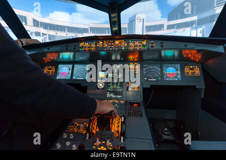 Cockpit eines Airbus A320 Flugsimulator, der verwendet wird, für die Ausbildung von professionellen Piloten (nach der Landung) Stockfoto