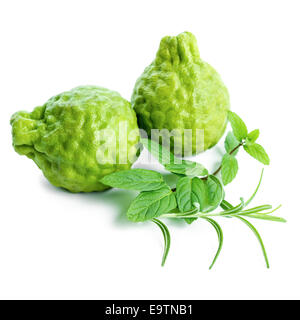 Kaffir-Limette oder Bergamotte-Frucht und grünen Gräsern ist isoliert auf weißem Hintergrund, closeup Stockfoto