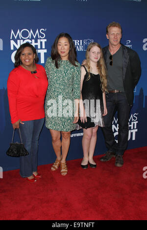 Premiere von "Mom's Night Out" bei TCL Chinese Theater IMAX - Ankünfte mit statt: Chandra Wilson, Sandra Oh, Kevin McKidd, Iona McKidd wo: Los Angeles, California, Vereinigte Staaten von Amerika bei: 29. April 2014 Stockfoto