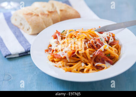 Amariciana Stil Fettuccine mit Speck und Tomatensauce auf Schüssel weiß Stockfoto