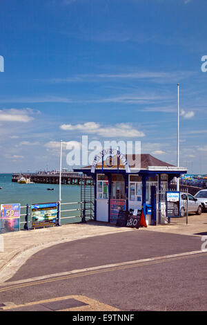 Der Eingang-Kiosk an der restaurierten viktorianischen Pier in Swanage auf der Jurassic Coast-Dorset-England-UK Stockfoto