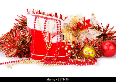 Weihnachts-Dekoration mit Santas rotes Boot, Girlande, Kugeln, Perlen isoliert auf weißem Hintergrund. Stockfoto