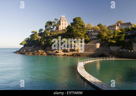 Chemin de Ronde du Moulinet, Dinard direkt am Meer Stockfoto